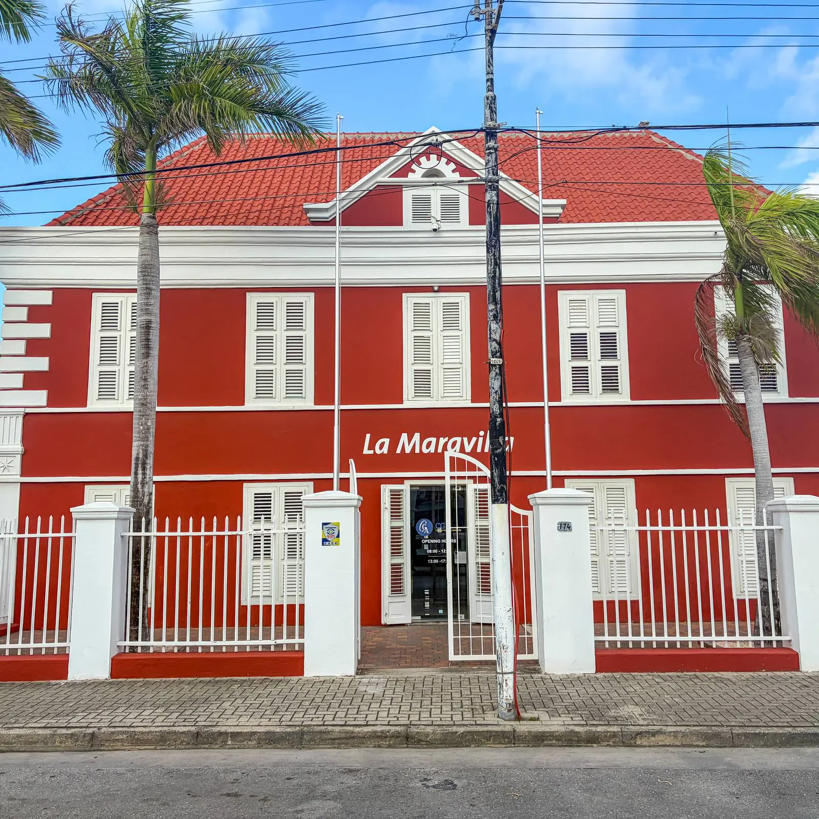 Rotes Gebäude mit CGA Logo klein an der Tür.