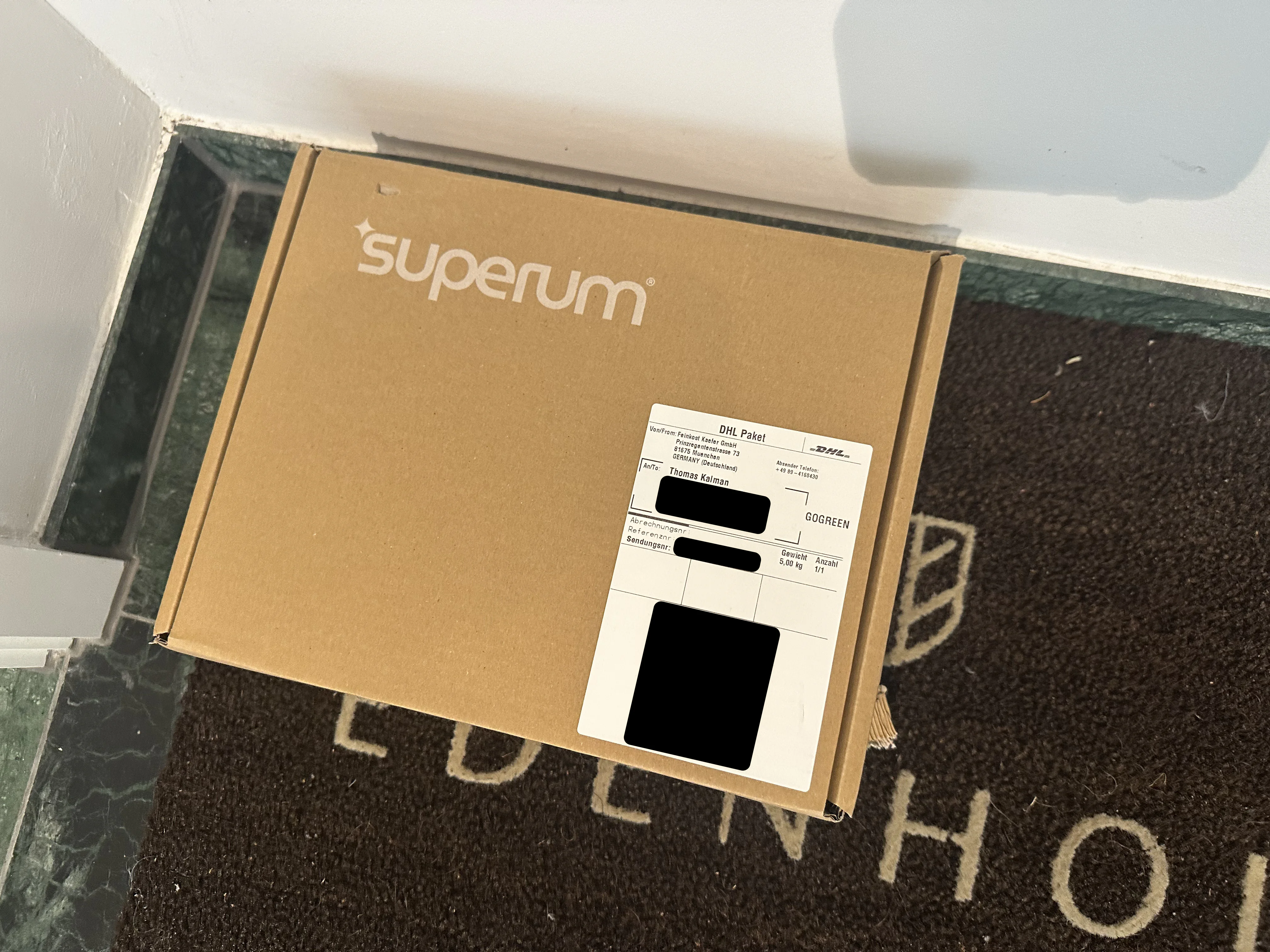 Ein ungeöffnetes, fünf Kilogramm schweres Paket vor der Wohnungstür von Thomas Kalman.