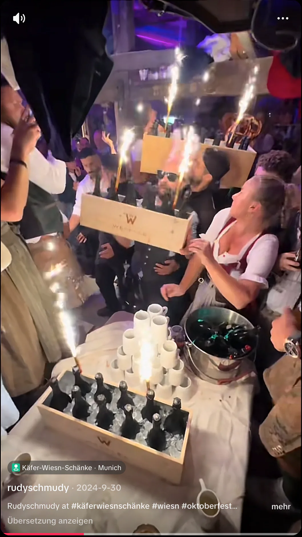 Thomas Kalman und weitere Gäste an einem Tisch im Käferzelt.
